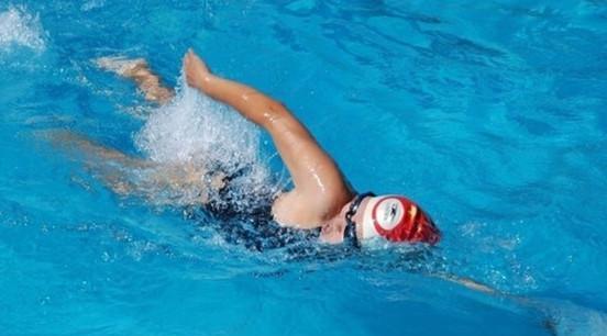 提高游泳技巧的有效练习方法（掌握关键技巧，游得更快更轻松）