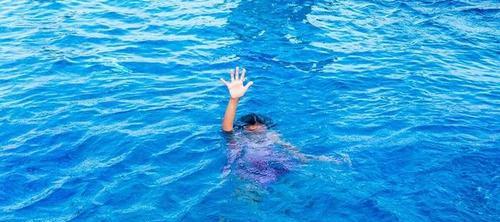 游泳施救技巧——急救在水中的重要性（保护生命，学会游泳施救技巧）
