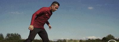 简单易学的足球过人技巧（提升你的个人技术，轻松过人！）