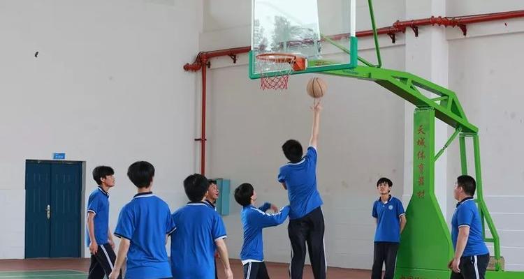 篮球与足球，哪个技巧更易学？（探索两项运动的技巧学习难易程度，帮助选择适合的运动项目）