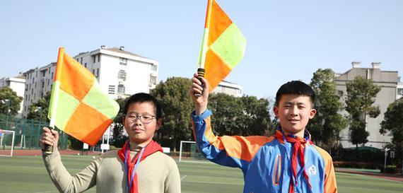 快乐足球守门技巧教学（让孩子从中体验足球的乐趣与进步）