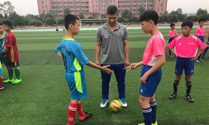 小学生足球发球技巧（提升小学生足球技能的有效方法）