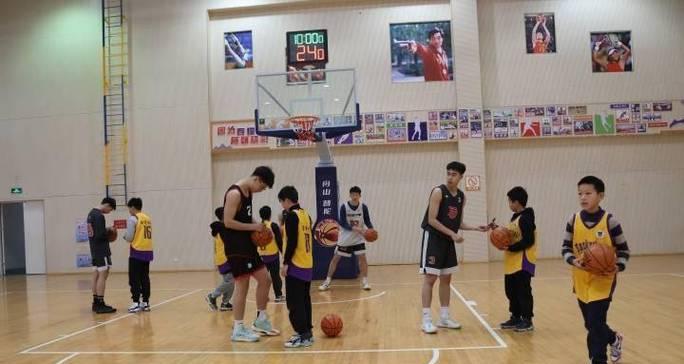大学生篮球防守训练方案（通过针对性训练实现全方位防守能力的提升）