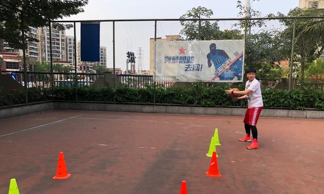 篮球防守滑步技巧教学（提升防守能力的关键技巧）
