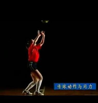 掌握排球移动前交叉动作的要领（提升技术水平，实现流畅交接的关键）