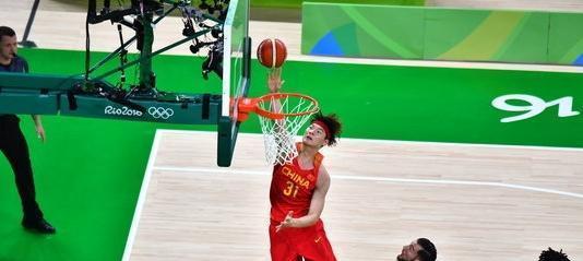 中锋的进攻多防守少之道（探究中锋在篮球比赛中进攻多防守少的原因与策略）