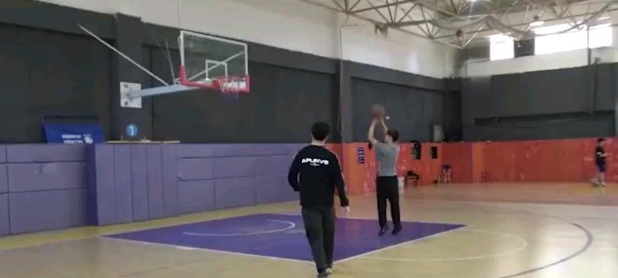 速度慢的篮球防守者如何提升自己的表现（掌握关键技巧和战术，让速度不再成为防守的障碍）