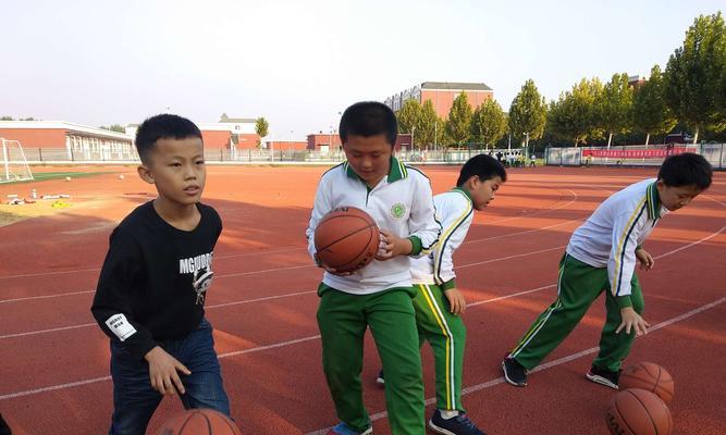 篮球防守人小学生教学（打造坚实篮球基本功，提高防守技巧）