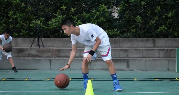 篮球防守滑步技巧大揭秘（掌握不同类型的篮球防守滑步，提升你的防守效果）