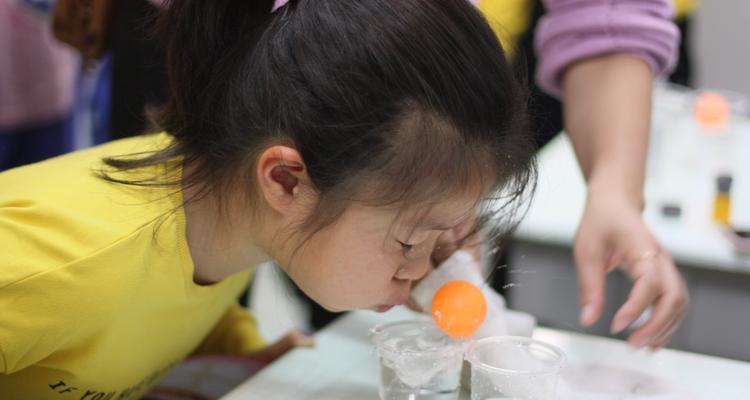 以乒乓球从水里吹出来的技巧（让你轻松驾驭水中乒乓球！）