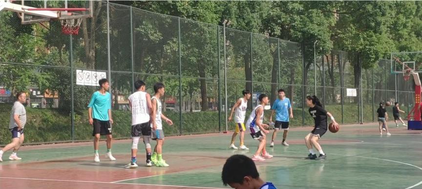 篮球场上的防守技巧（如何转身防守，让对手无路可走）