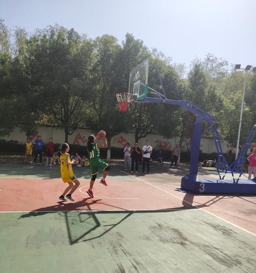 如何有效防守篮球快攻2vs1（技巧、策略和注意事项）