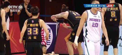 篮球规则解读（辨析脚踩防守人行为的合法性与争议性）
