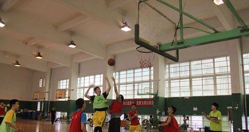 篮球防守动作的基本姿势教学（提高篮球防守能力的关键技巧）