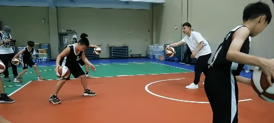 从幼儿篮球到排球（幼儿篮球转型排球，掌握这一动作要领让你事半功倍）