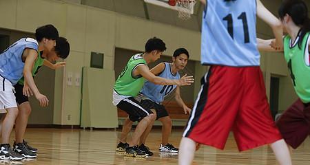 小学生打篮球缺乏防守意识的原因与解决方法（培养小学生篮球防守意识的关键）