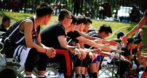 女生如何防守篮球队（提高女生篮球防守能力的关键技巧）