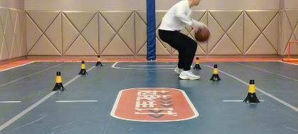 打好篮球防守的基本功训练（新手篮球防守基础训练，提升你的篮球防守能力）