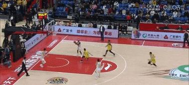 篮球防守技巧（以身体接触，无违规方式保护篮筐）