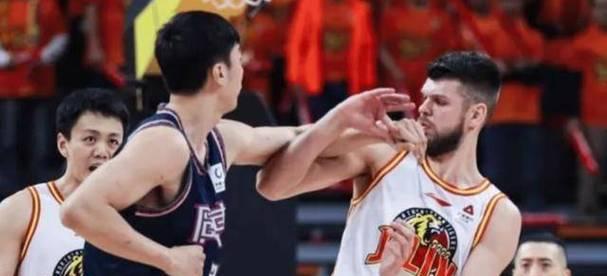 篮球安全防守距离多远合适？（探讨篮球运动中的安全防守距离与技巧）