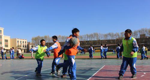 小学生篮球进攻防守教学指南（打造未来篮球之星，让小球员快乐成长）
