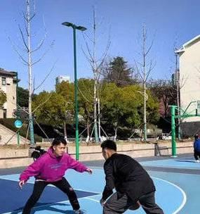 掌握防守篮球的脚步技巧（提高防守效率的关键步骤）