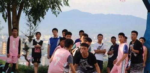 破解篮球人盯人防守的绝招（如何突破对手的盯人防守策略，掌握进攻的主动权）