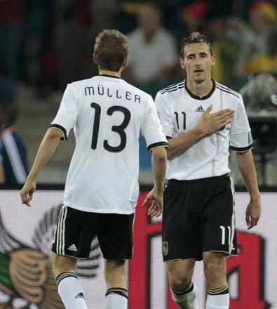 世界杯球员进球拥抱母亲（感恩母爱，力争胜利）