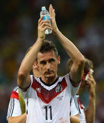 克洛泽在世界杯的进球创造了历史（德国前锋克洛泽在世界杯赛场上的犀利射门）