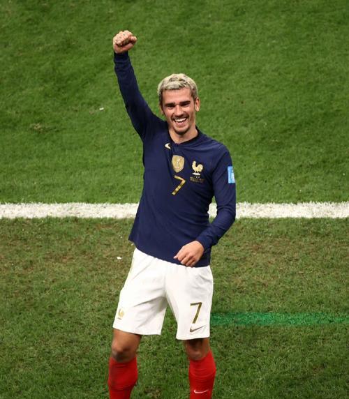 英格兰与法国的世界杯比赛，法国逆袭获得胜利（关键进球引领法国反超胜局）